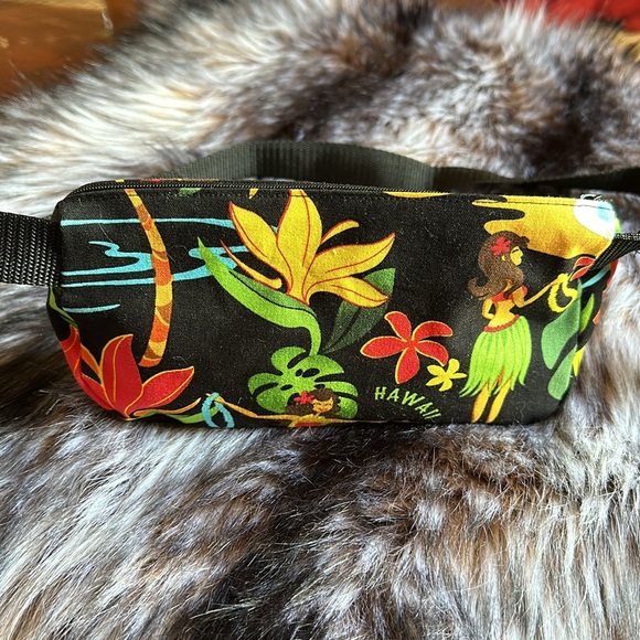 Nani Island *NWOT* Women’s Hula Girl Small Hip Pouch with Adjustable Waist Strap - Picture 8 of 11